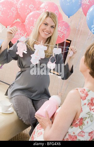 Frau hält ein Geschenk in einer Baby-Dusche Stockfoto
