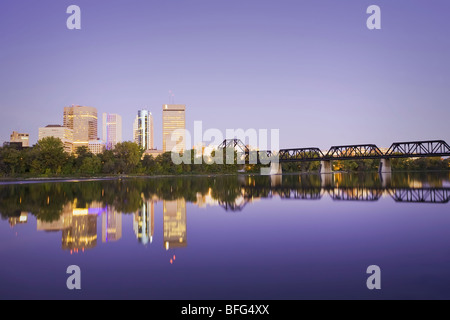 Red River und Winnipeg Skyline von St. Bonifatius betrachtet.  CN Hauptstrecke Eisenbahnbrücke überquert Fluss in Richtung Innenstadt.  Winnipeg Mani Stockfoto