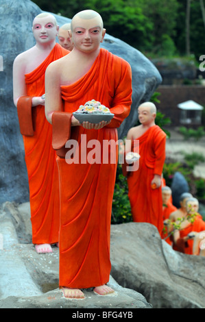 Dambulla Höhle Tempel, Statuen buddhistischer Mönch, Dambulla, Sri Lanka, buddhistische Mönche in Dambulla, Sri Lanka Stockfoto