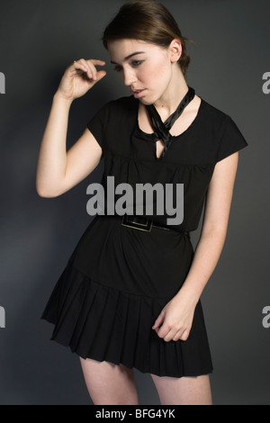 Mode-Porträt einer jungen Frau in einem schwarzen Kleid. Stockfoto