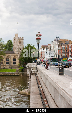 Putney bridge über die Themse mit Kirche neben Stockfoto