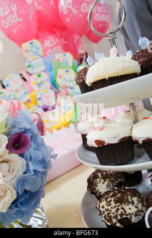 Baby-Dusche-Geschenke und Cupcakes auf Tabelle angeordnet Stockfoto