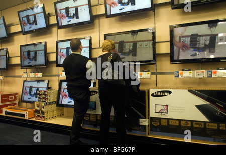 Kunden surfen Fernsehen Flachbildschirm eine brandneue Best Buy Elektrofachmarkt am Union Square in New York Stockfoto