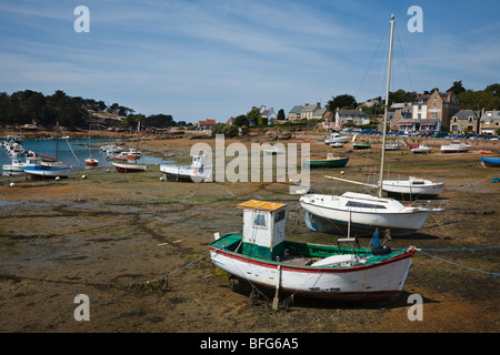 Ebbe im Ploumanac'h Hafen, Côte d ' Armor, Bretagne, Frankreich Stockfoto