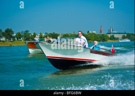 Klassischen hölzernen Motorboote Riva Junior mit Riva Tritone im Hintergrund Stockfoto