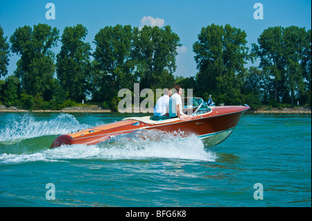 Klassische Holz-Motorboot von Riva mit zwei Männern auf Rhein Stockfoto