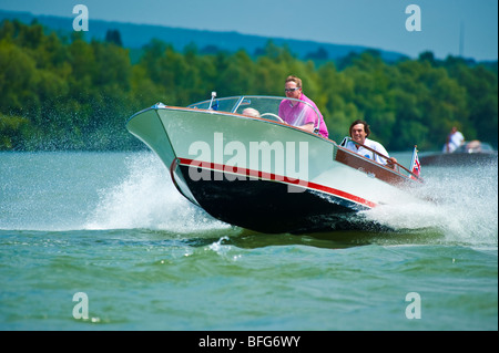 Klassische Holz macht Boot Riva Junior fahren mit hoher Geschwindigkeit auf Rhein Stockfoto