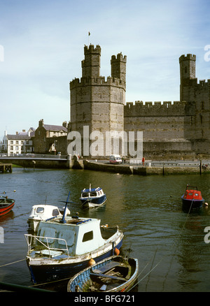 UK, North Wales, Gwynnedd, Caernarfon Castle vom Hafen Stockfoto