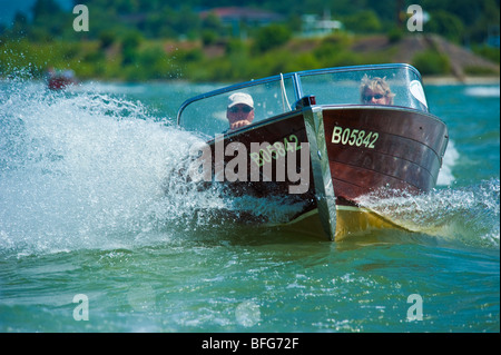 Bogen von klassischen hölzernen macht Boot Jahrhundert Resorter fahren mit hoher Geschwindigkeit auf Rhein Stockfoto