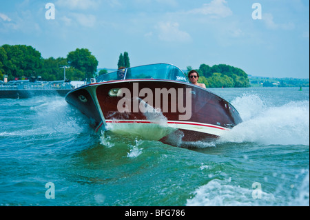 Klassischen hölzernen Motorboot Riva fahren mit hoher Geschwindigkeit auf Rhein Stockfoto