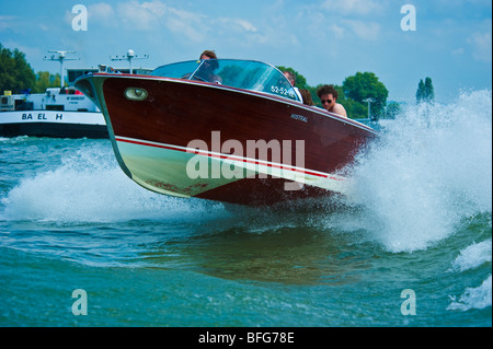 Klassischen hölzernen Motorboot Riva fahren mit hoher Geschwindigkeit auf Rhein Stockfoto