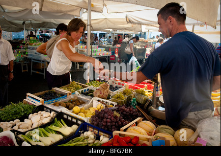 Frau kaufen frisches Obst und Gemüse am Markt stall in Campo Dei Fiori Märkte, Rom, Italien Stockfoto