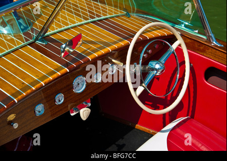 Cockpit eines klassischen Motorboot Stockfoto