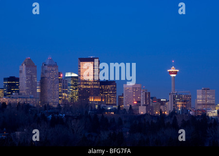 Skyline von Calgary, Alberta Blick nach Norden mit Blick auf den Calgary Tower in einer klaren Nacht Stockfoto