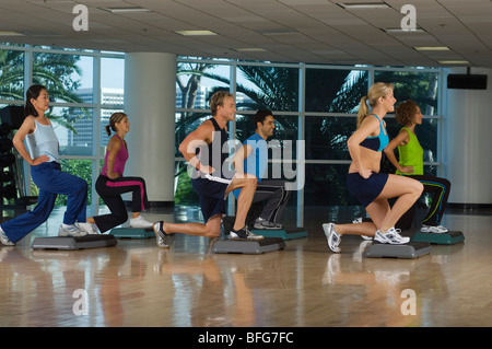 Menschen, die Ausübung in Step-Aerobic-Kurs Stockfoto