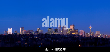 Panoramablick über Calgary Alberta Blick nach Norden mit Blick auf den Calgary Tower in einer klaren Nacht Stockfoto