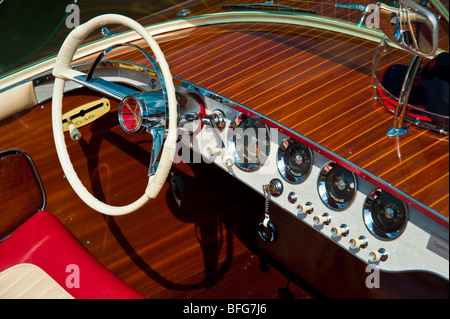 Cockpit eines klassischen Motorboot Riva Super Florida Stockfoto