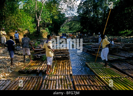 Jamaikanische Männer, erwachsene Männer, Reiseleiter, Bambusflöße, Bambus Floßfahrt, der große Fluss, große Fluss, Dorf von Lethe, Jamaika Stockfoto