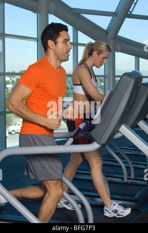 Menschen, die auf Laufbändern im Health Club trainieren Stockfoto