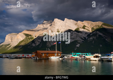 Sonnenuntergang am Lake Minnewanka Bootshaus in Banff Nationalpark, Alberta, Kanada Stockfoto