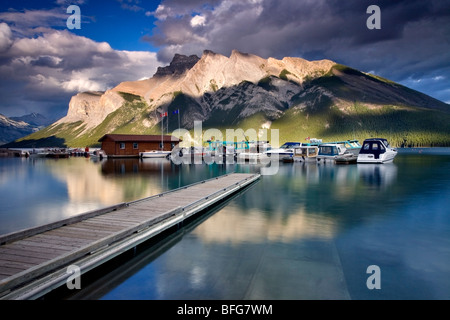 Sonnenuntergang am Lake Minnewanka Bootshaus in Banff Nationalpark, Alberta, Kanada Stockfoto