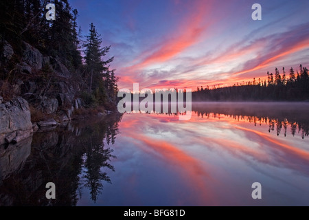 Sonnenaufgang im Herbst am Line-See in der Nähe von Wawa, Ontario, Kanada Stockfoto