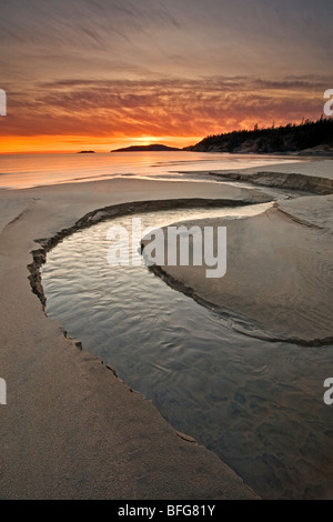 Sonnenuntergang am Sandstrand am Ufer des Lake Superior, Ontario, Kanada Stockfoto