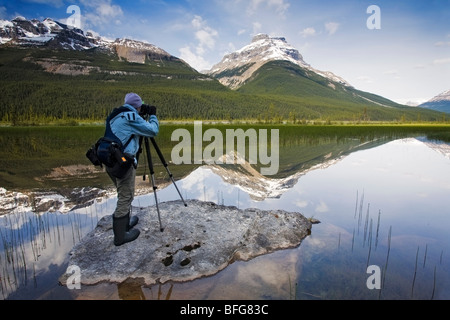 Ein Fotograf stellt ein Landschaftsfoto Morgen am Wall Teiche in Banff Nationalpark, Alberta, Kanada Stockfoto