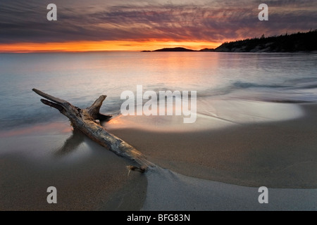 Sonnenuntergang am Strand, am Ufer des Lake Superior, Ontario, Kanada Stockfoto