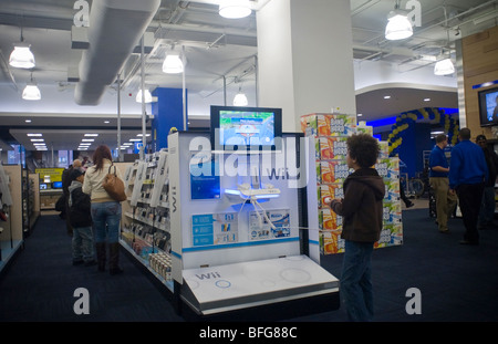 Ein Kunde spielt mit einer Nintendo Wii-Anzeige eine brandneue Best Buy Elektrofachmarkt am Union Square in New York Stockfoto