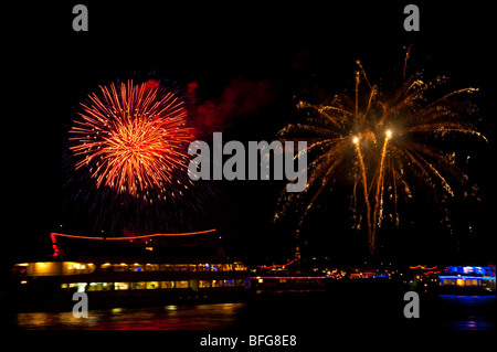 Kreuzfahrt-Schiffe auf Rhein Halt für Feuerwerk Rhein in Flammen in der Nähe von Bingen, Deutschland Stockfoto