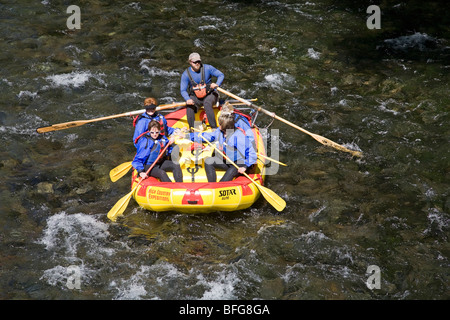 Wildwasser-rafting in einem Paddel Schlauchboot auf die McKenzie River entlang der McKenzie Scenic Byway in der Cascade Mountains of Oregon Stockfoto