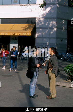 Spanier, Spanierin, Spanier, Erwachsene Männer, Erwachsene Männer reden, Barcelona, Provinz Barcelona, Spanien, Europa Stockfoto