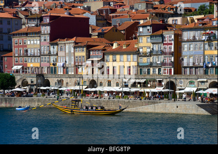 Porto, Häuser und Street Restaurants im Stadtteil Ribeira mit einer Portwein-barge Stockfoto