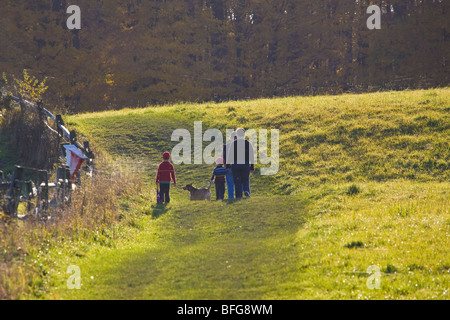 Familie mit Hund, Wandern im Knox Farm State Park in East Aurora, New York Stockfoto