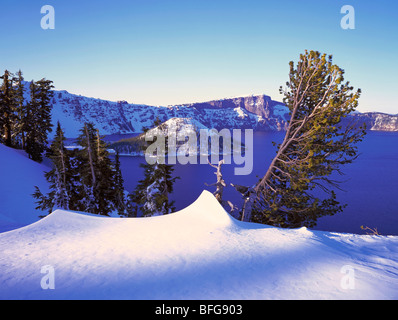 Ein Blick auf Wizard Island in Crater Lake National Park in mitten im Winter in Oregon Stockfoto