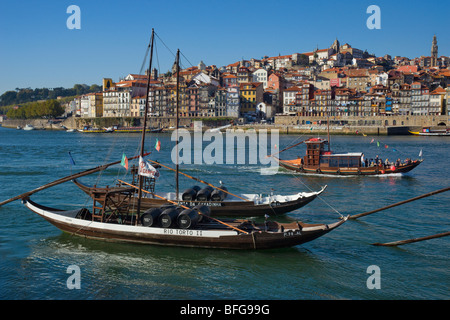 Die Costa Verde, Porto, Portugal, den Fluss Douro, Port Wein Lastkähne und Ribeira-Viertel der Altstadt Stockfoto