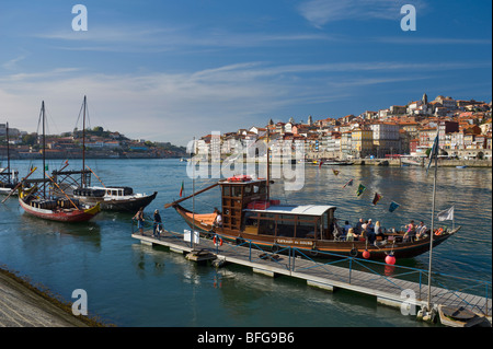 Portugal, Costa Verde, einem Portwein Lastkahn, jetzt ein Touristenboot Ausflug auf dem Fluss Douro in Porto Stockfoto