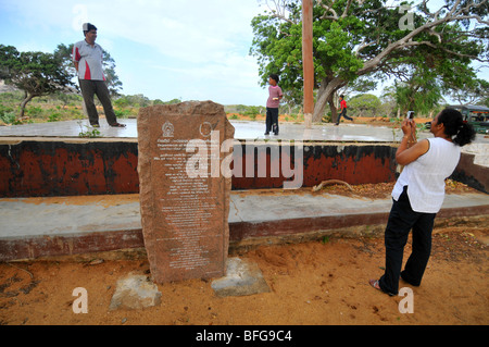 Die restlichen Fundamente von Gebäuden, die durch den Tsunami von 2004, am Strand im Yala Nationalpark in Sri Lanka Stockfoto