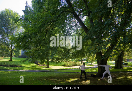 Fechten-Praxis in den Volkspark, Stadt Limerick, Irland Stockfoto