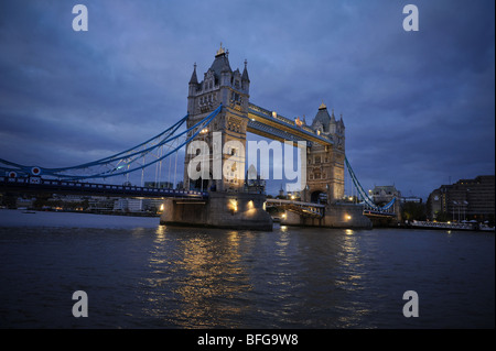 Londons Wahrzeichen, Tower Bridge, die Pässe über die Themse, fotografiert in der Abenddämmerung von der South Bank. Stockfoto