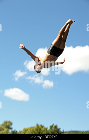 Junger Mann springen Tauchgänge. Pliva See, Bezirk Jajce, Bosnien und Herzegowina. Stockfoto