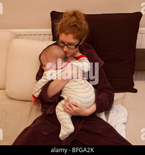 Mutter mit Baby junge (sechs Monate alt) London England schlafen. Stockfoto