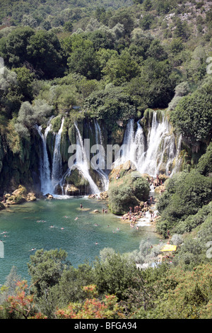 Bosnien und Herzegowina HEPOK Bezirk. Kravica Wasserfälle am Fluss Trebizat mit Touristen. Stockfoto