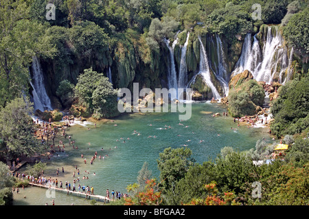 Bosnien und Herzegowina HEPOK Bezirk. Kravica Wasserfälle am Fluss Trebizat mit Touristen. Stockfoto
