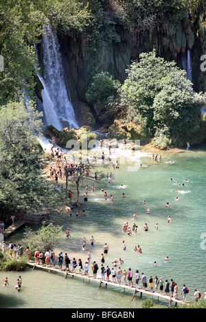 Bosnien und Herzegowina, Ljubuski Bezirk. Menschen schwärmen auf Trebizat Fluss schwimmen und Bad Erfrischung an heißen Sommertagen. Stockfoto