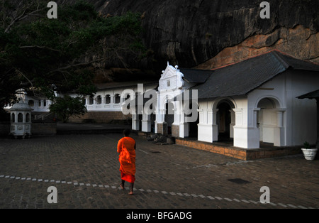 Dambulla Höhle Tempel, buddhistischer Mönch, Dambulla, Sri Lanka, buddhistischer Mönch in Dambulla, Sri Lanka Stockfoto