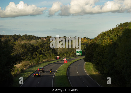 Verkehr auf einer zweispurigen (A24) in West Sussex. Stockfoto