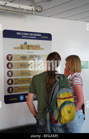 paar lesen anmelden Cross Channel Ferry Stockfoto