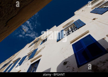 Eine schmale Gasse in Essaouira, ein 7. Jahrhundert-Stadt mit einer Festung aus dem 18. Jahrhundert an der atlantischen Küste von Marokko Stockfoto